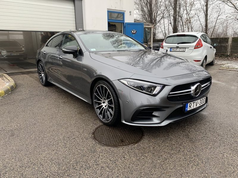 Szürke Mercedes-AMG CLS 53 háromnegyedes elölnézetből, téli környezetben
