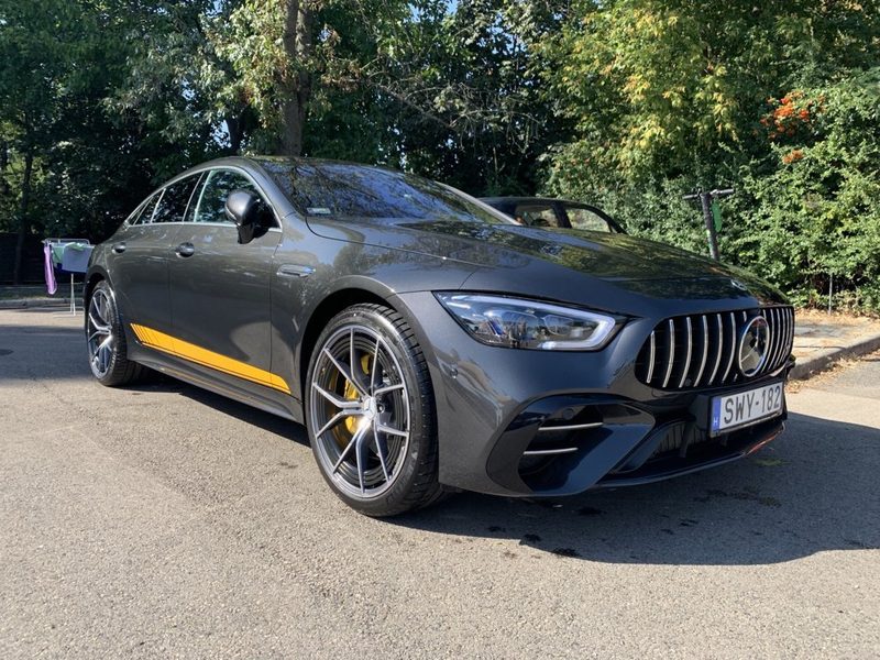 Antracitszürke Mercedes-AMG GT négyajtós kupé sárga díszcsíkkal, ragyogóra polírozva a kézi mosás után