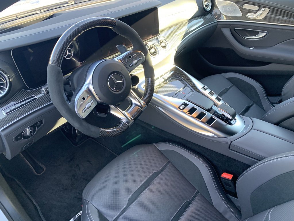 Mercedes-AMG GT pilótafülke karbonszálas díszítéssel és Alcantara AMG kormánnyal a belső detailing után