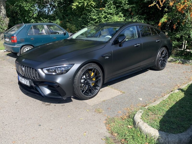 Matt feketésszürke Mercedes-AMG GT négyajtós kupé háromnegyedes nézetből