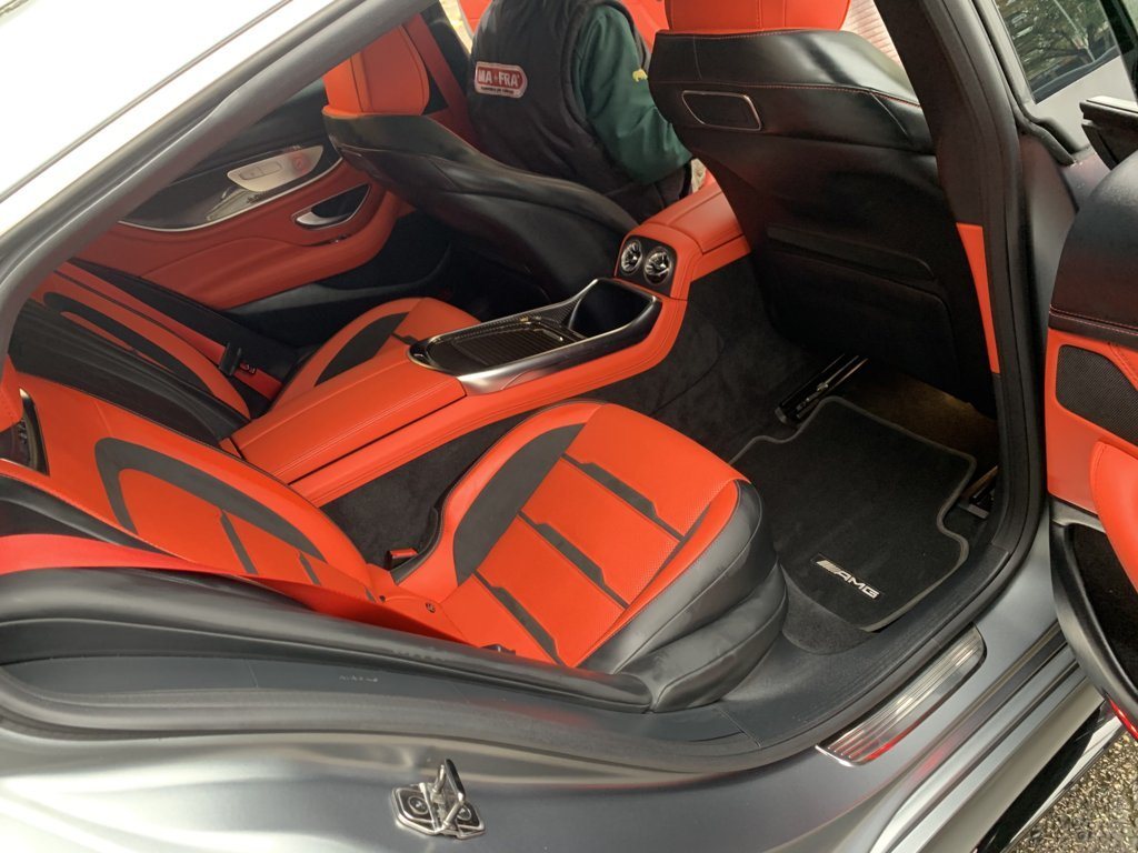Mercedes-AMG GT piros-fekete bőr hátsó utastere, az ülésen látható MAFRA prémium ápolószer