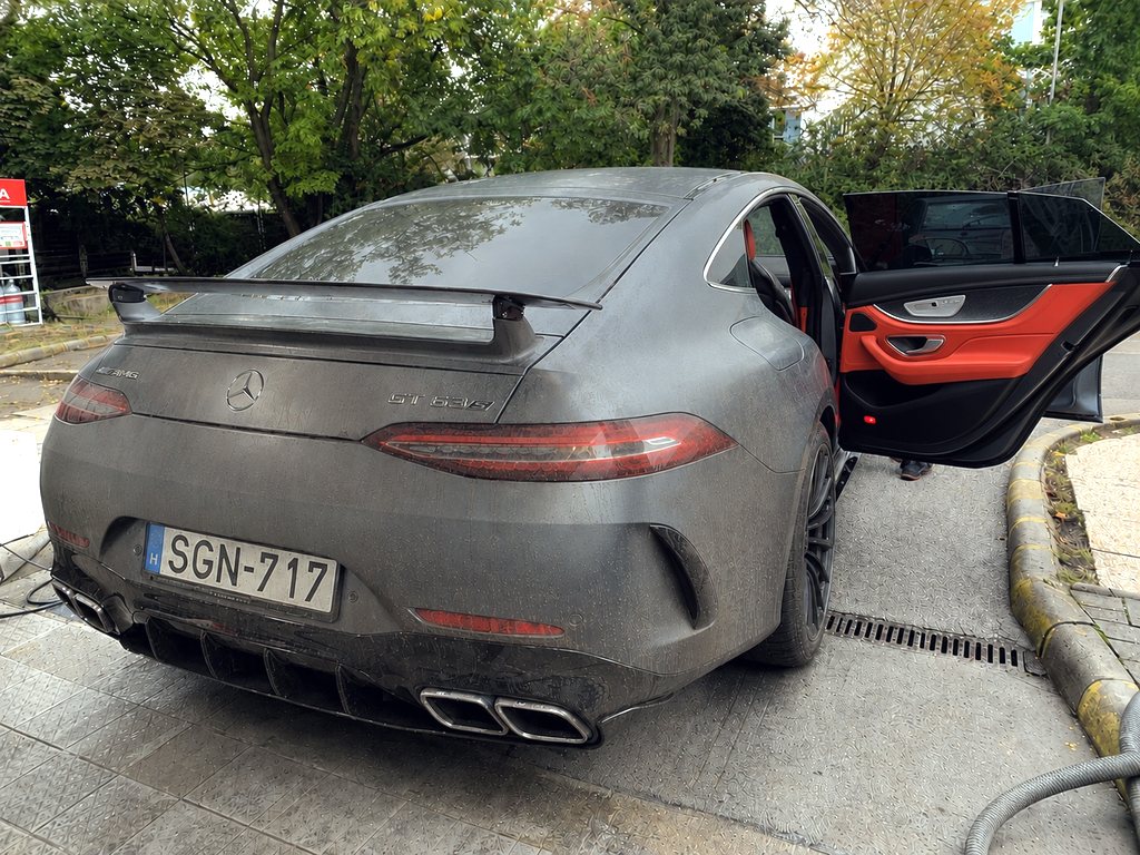 Poros, mosás előtti Mercedes-AMG GT 63 S matt szürkében, nyitott ajtóval