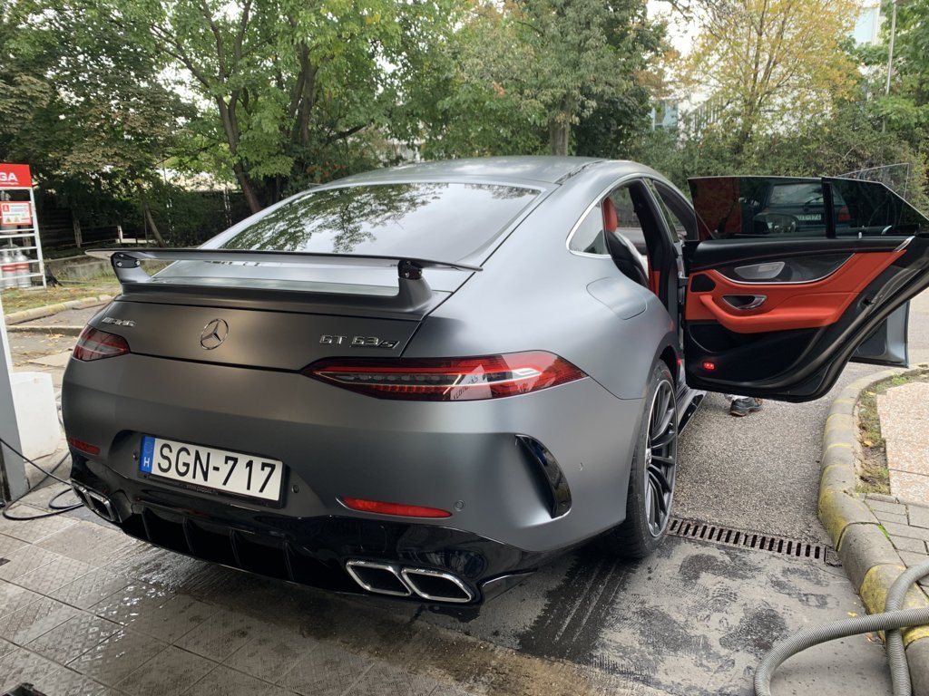 Mercedes-AMG GT 63 S kézi mosás után, tisztán, nyitott ajtóval