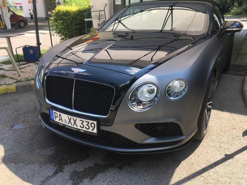 Sötétkék-fekete kéttónusú Bentley Continental GT elölről