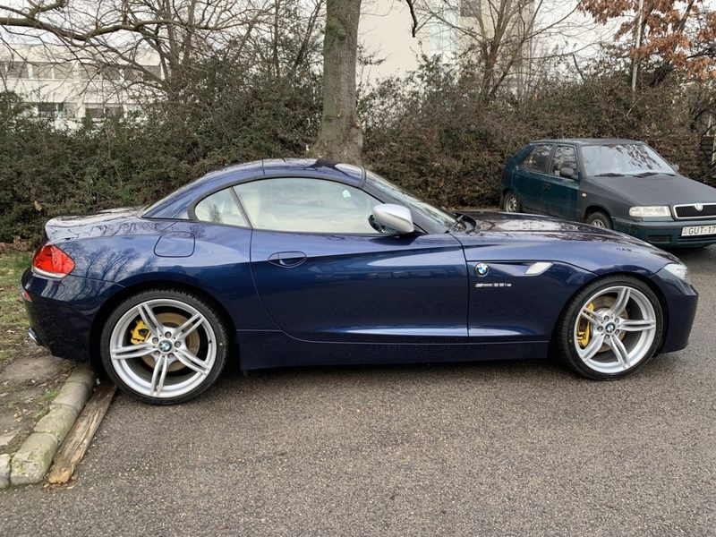 Sötétkék BMW Z4 tiszta oldalprofilból, sárga féknyergekkel
