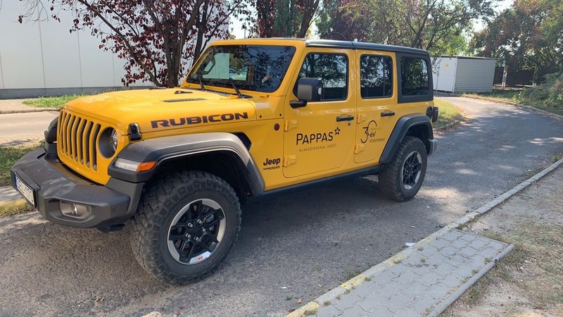 Sárga Jeep Wrangler Rubicon oldalról