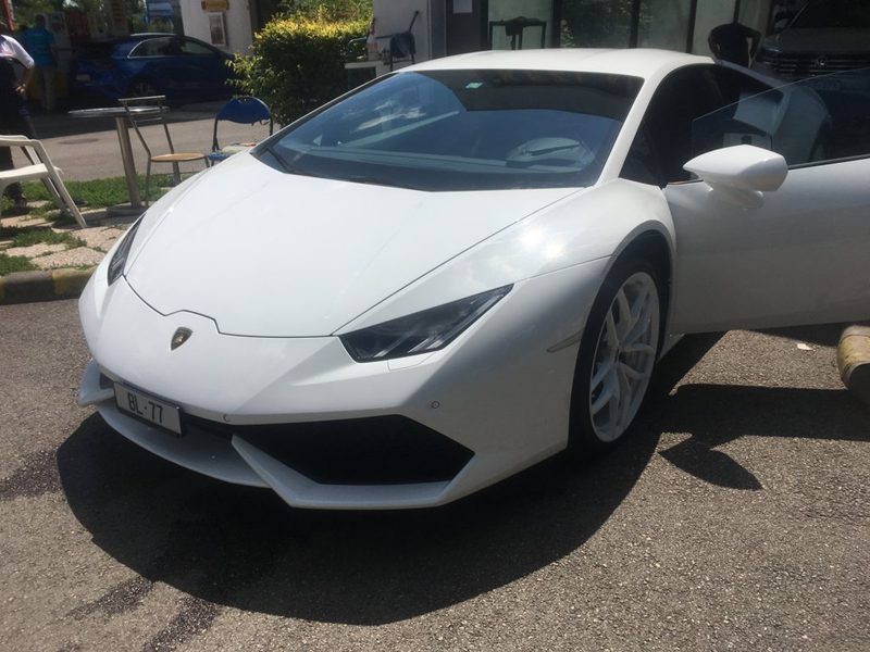 Fehér Lamborghini Huracán alacsony szögből, háromnegyedes elölnézetben