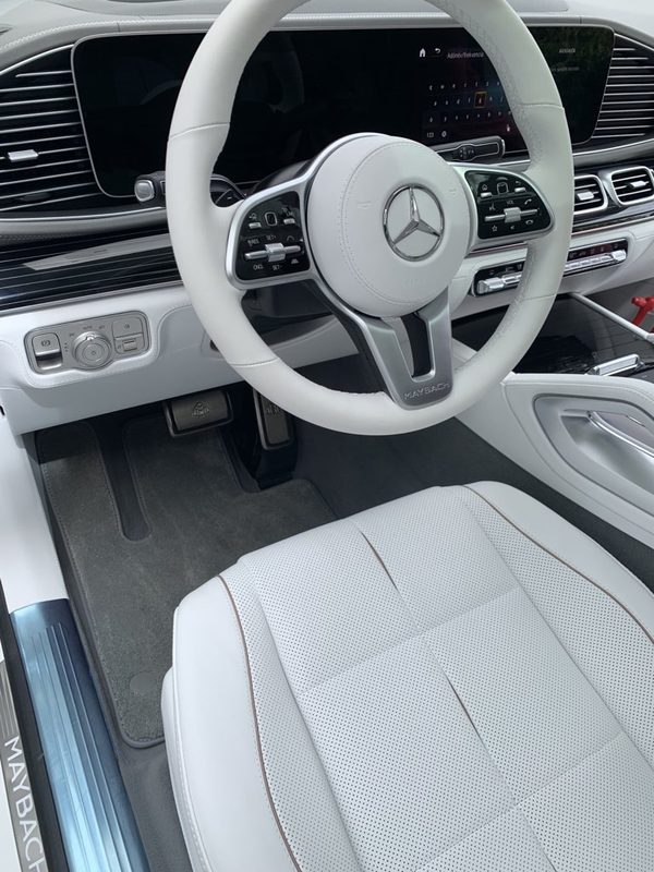 Mercedes-Maybach GLS világos belső tere fehér bőr kormánnyal és üléssel