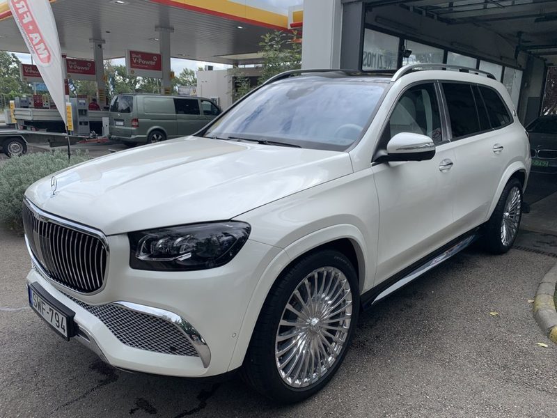 Fehér Mercedes-Maybach GLS 600 króm küllős keréktárcsákkal, elölről