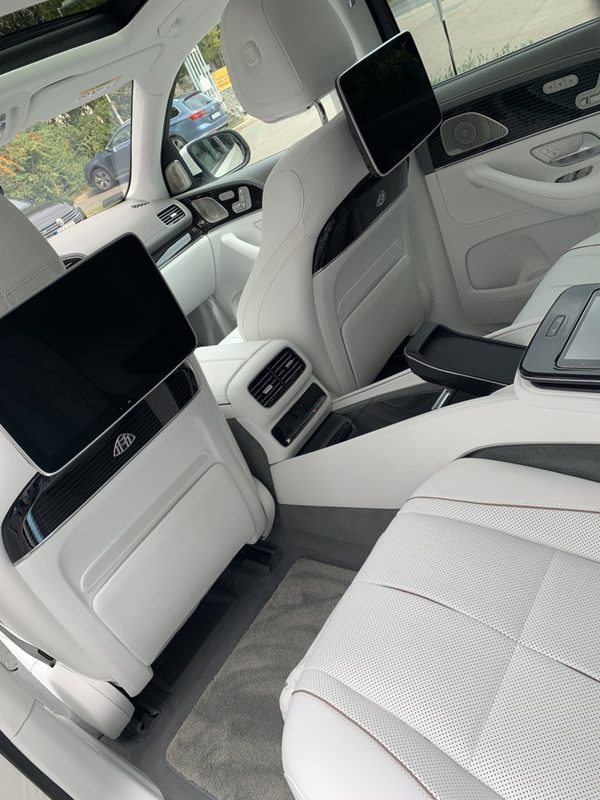 Maybach hátsó utastere fehér nappa bőrrel és szórakoztató kijelzőkkel